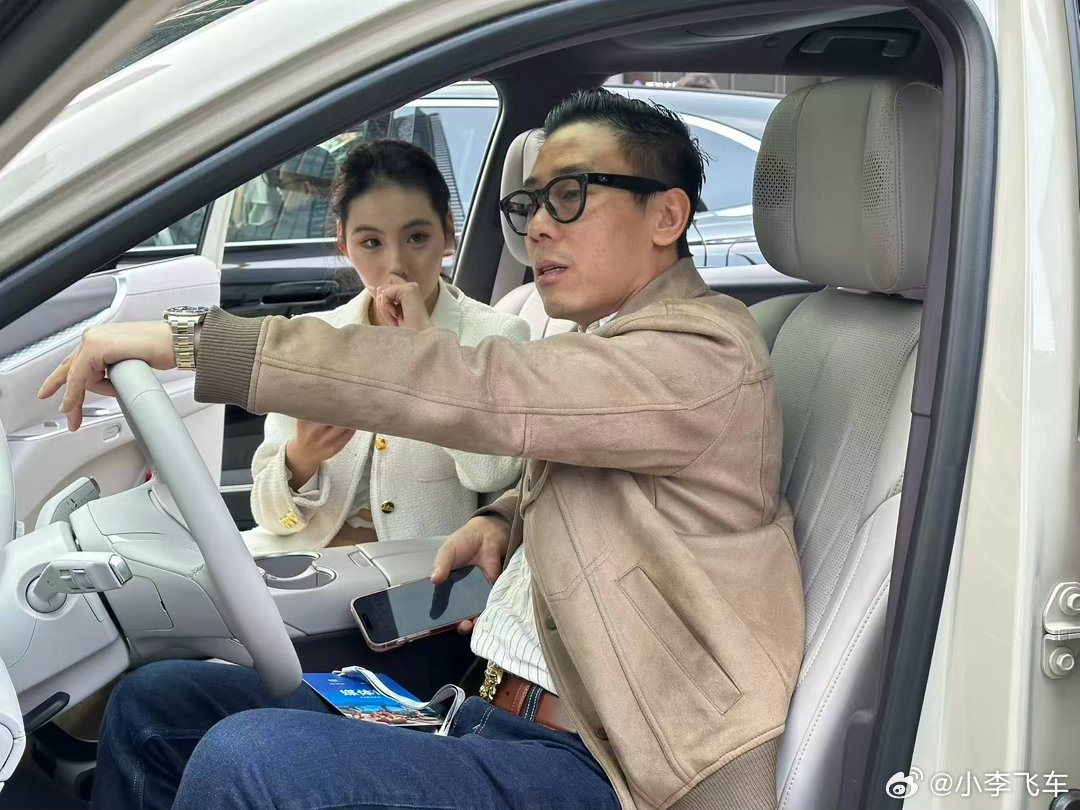 小李飞车 得有一年没直播了，不是女主播李副总不播别克豆包大模型整的不错 