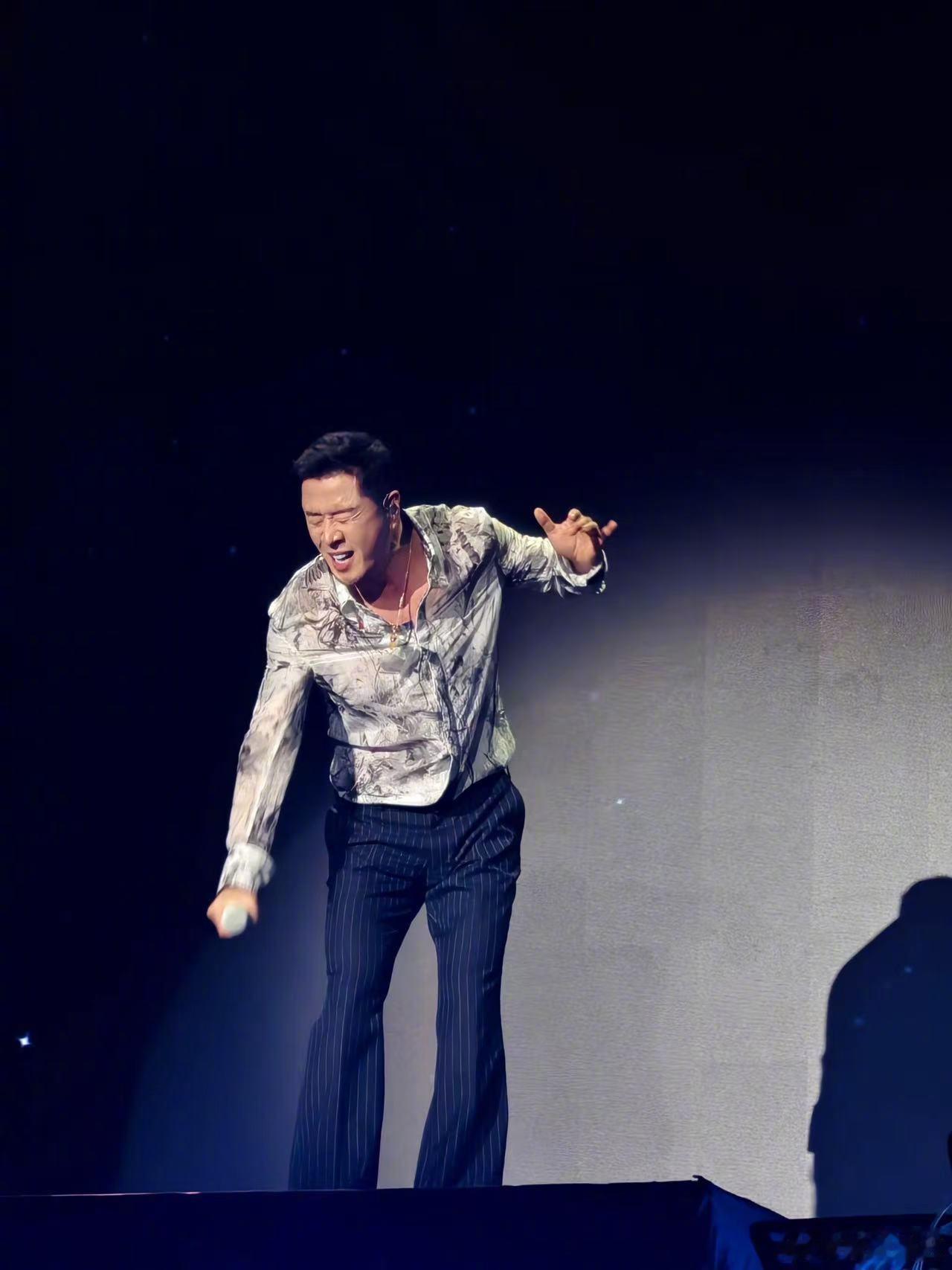 杨坤说歌手不是那么好当的杨坤称录播音综已经很难刺激大家 记者群访时，直言“歌手不