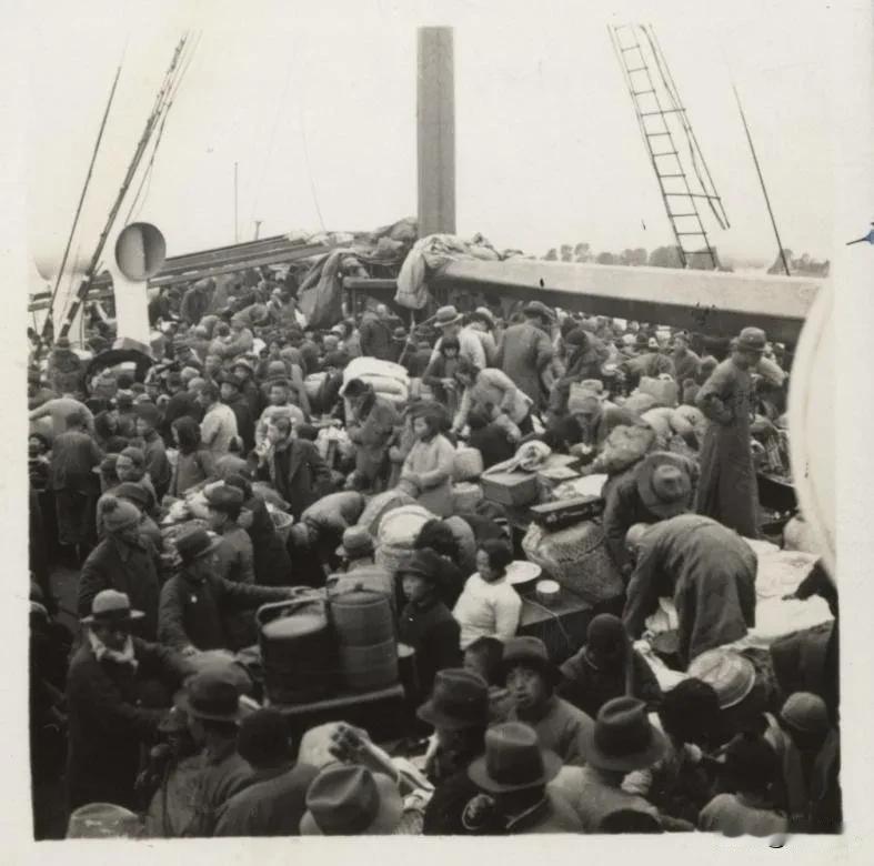 1937年金陵大学教授柯德威尔乘船离开南京至武汉途中在船上拍摄的市民逃难的照片。