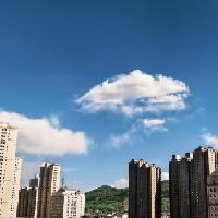 我的今日状态：😁轻松愉快
我这里的天气：☀️晴天
这朵云，有点意思，看着都格外