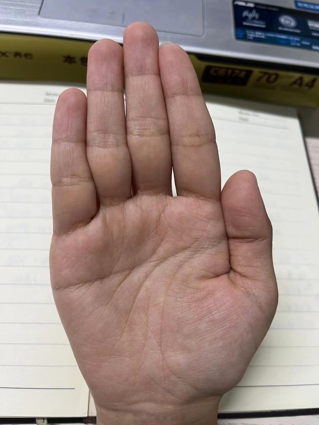 感谢铁粉支持，这女掌相易操心，最近睡眠不好，要注意血气不足，感情线有点特别，中间