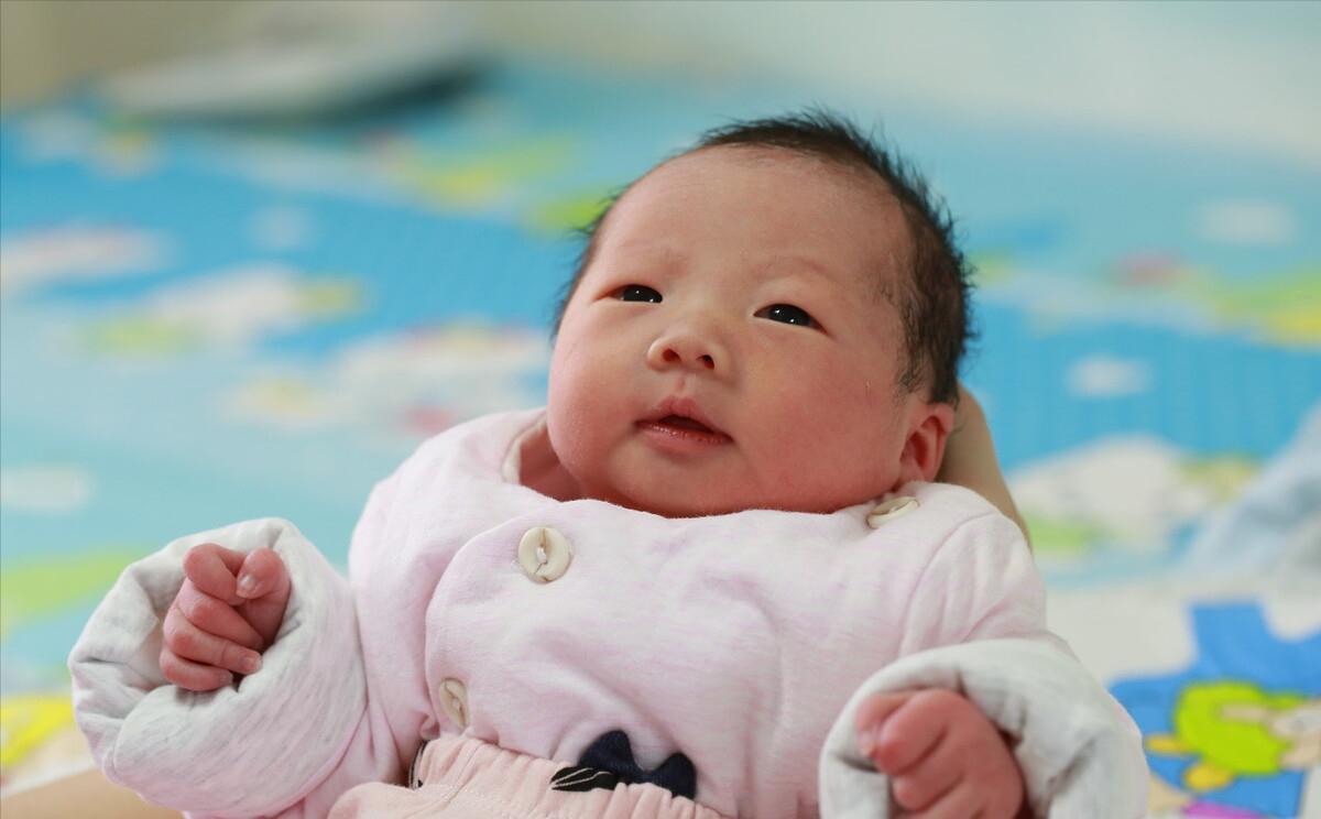 现在的家庭里有个刚出生的小宝宝，爷爷奶奶稀罕成这样

邻居前不久生了一个女儿，孩