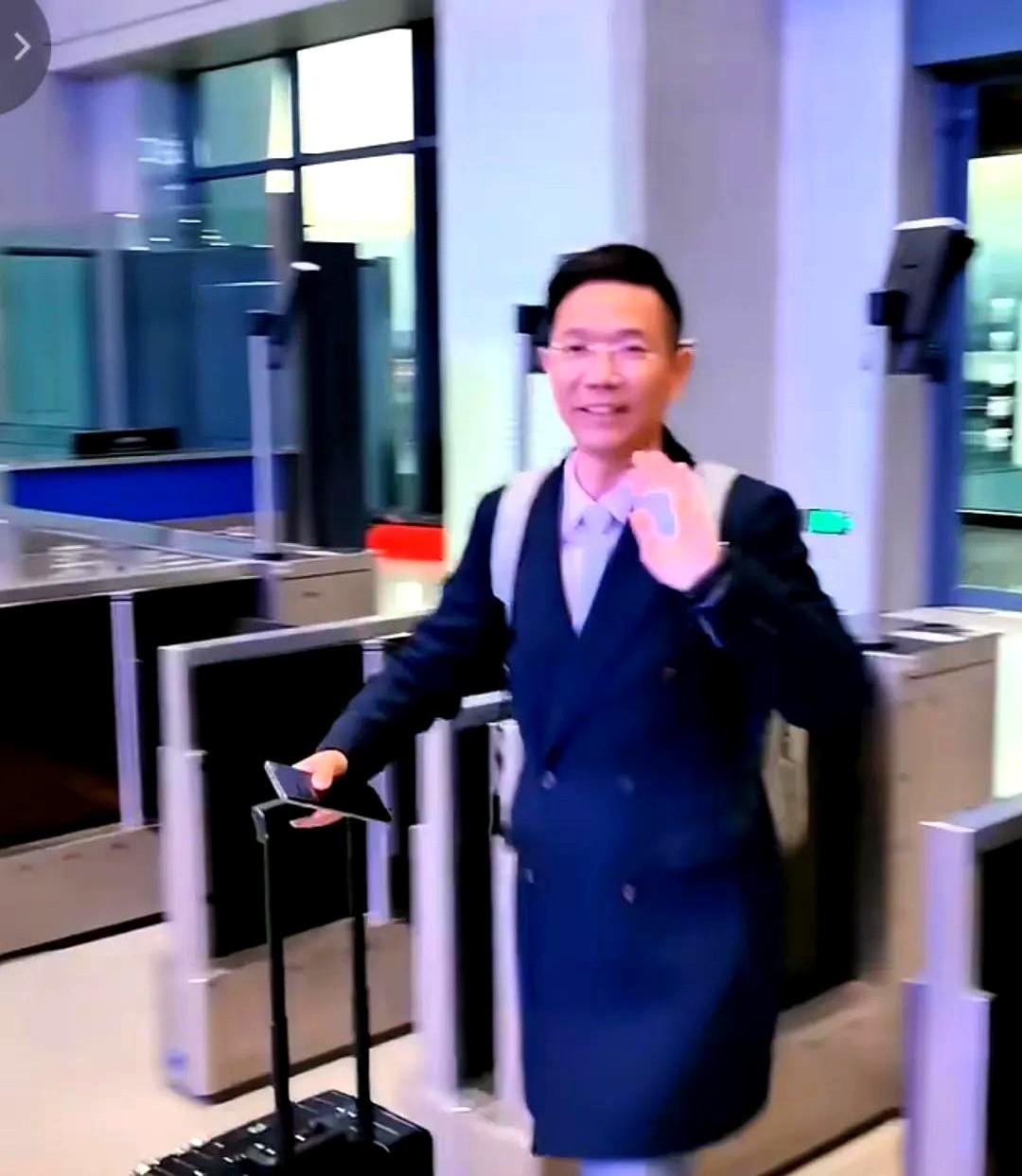 李律师直播间告诉大家一个好消息，李律已经平安的离开了山西长治，坐上了去往北京的动