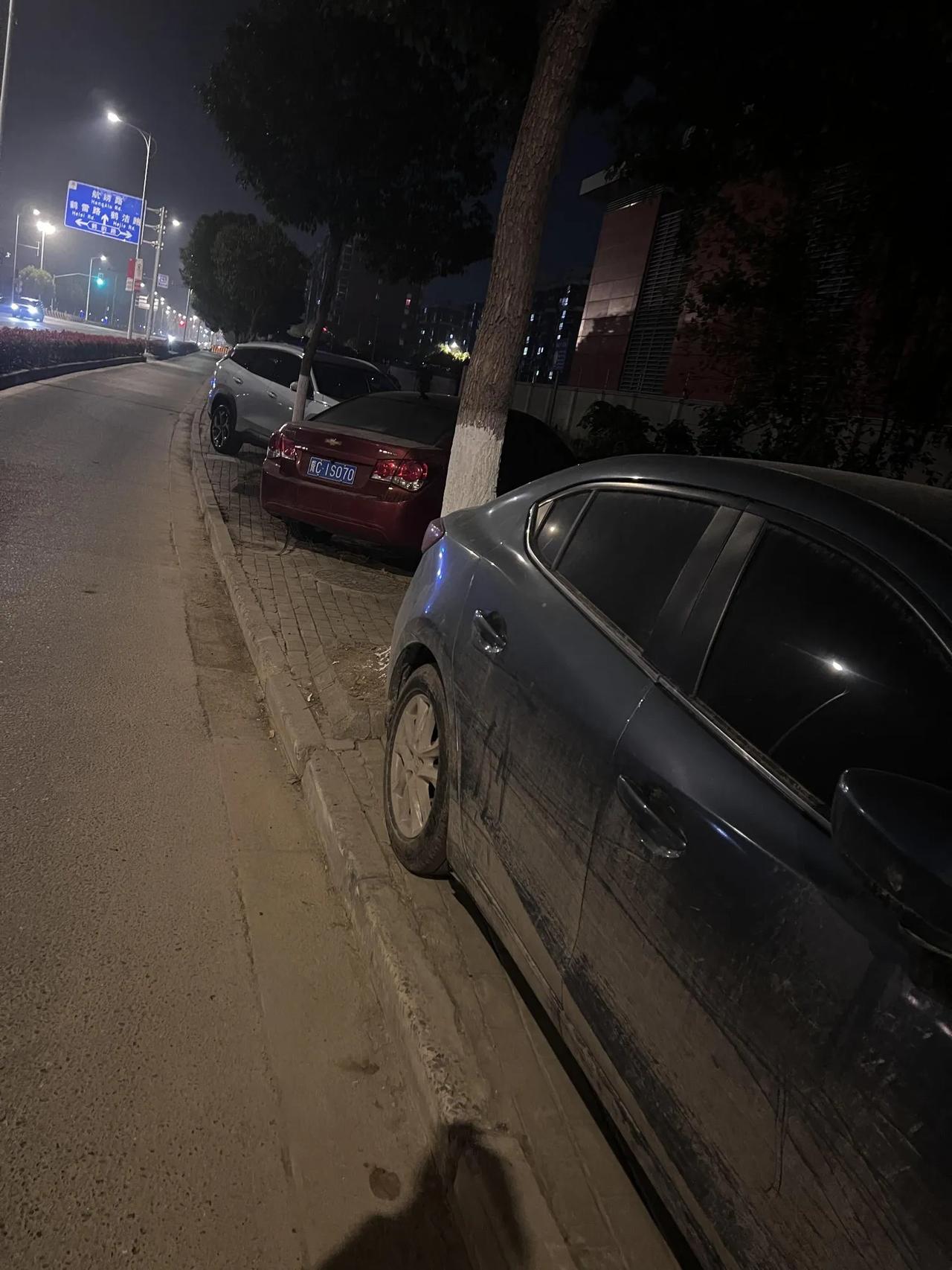 上海机动车乱停真的没人管嘛？
一到晚上下地铁走路去客户家或者骑车回家都会发现人行