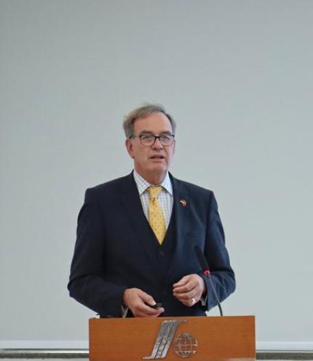 德国：中美打不起来了，因为打了也白打！日前德国教授坦率指出：
 
美国并非惧怕中