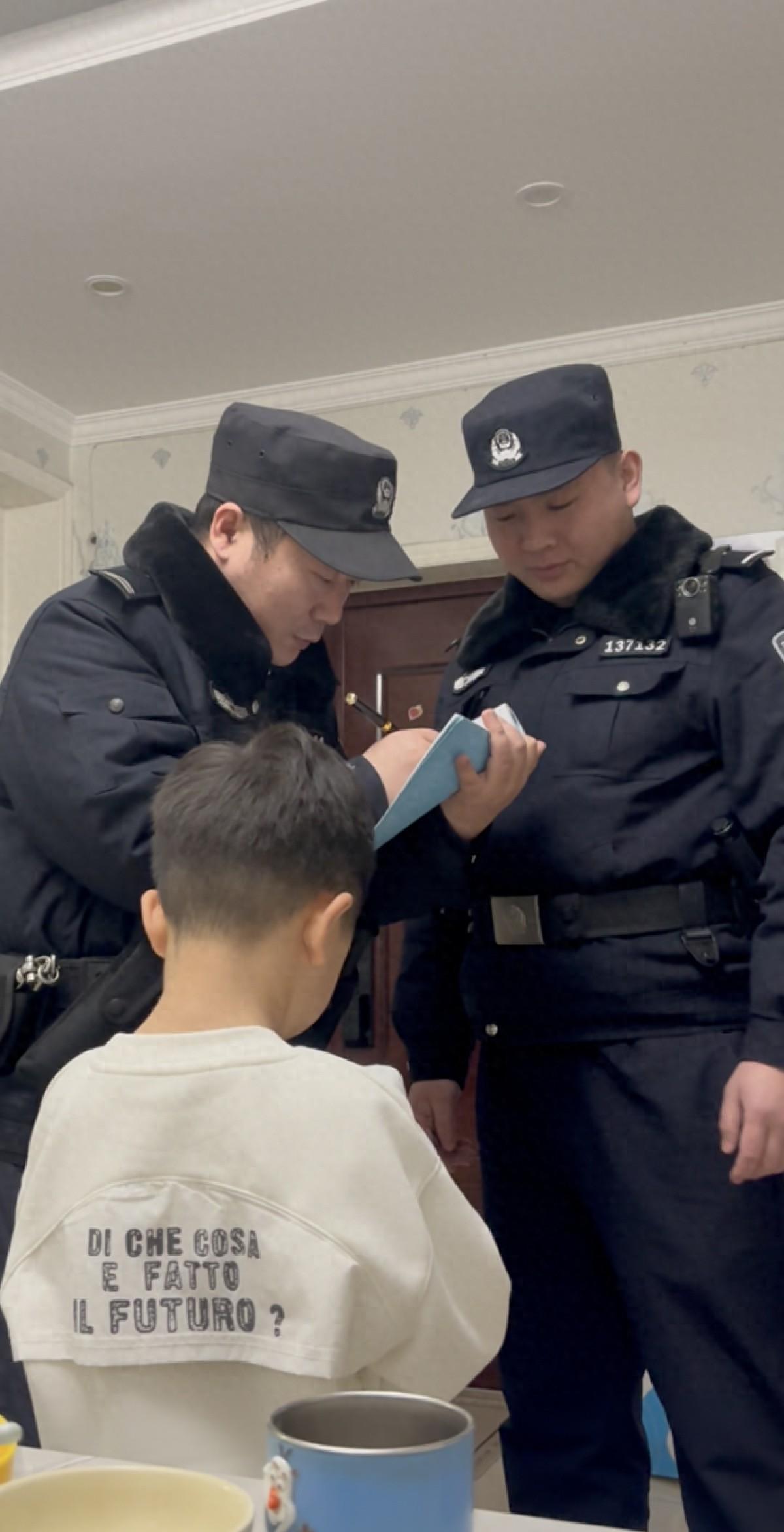 “警察都被拿捏了！”河南焦作，一名6岁的男孩因为不想写作业被亲妈“教育”了一顿。