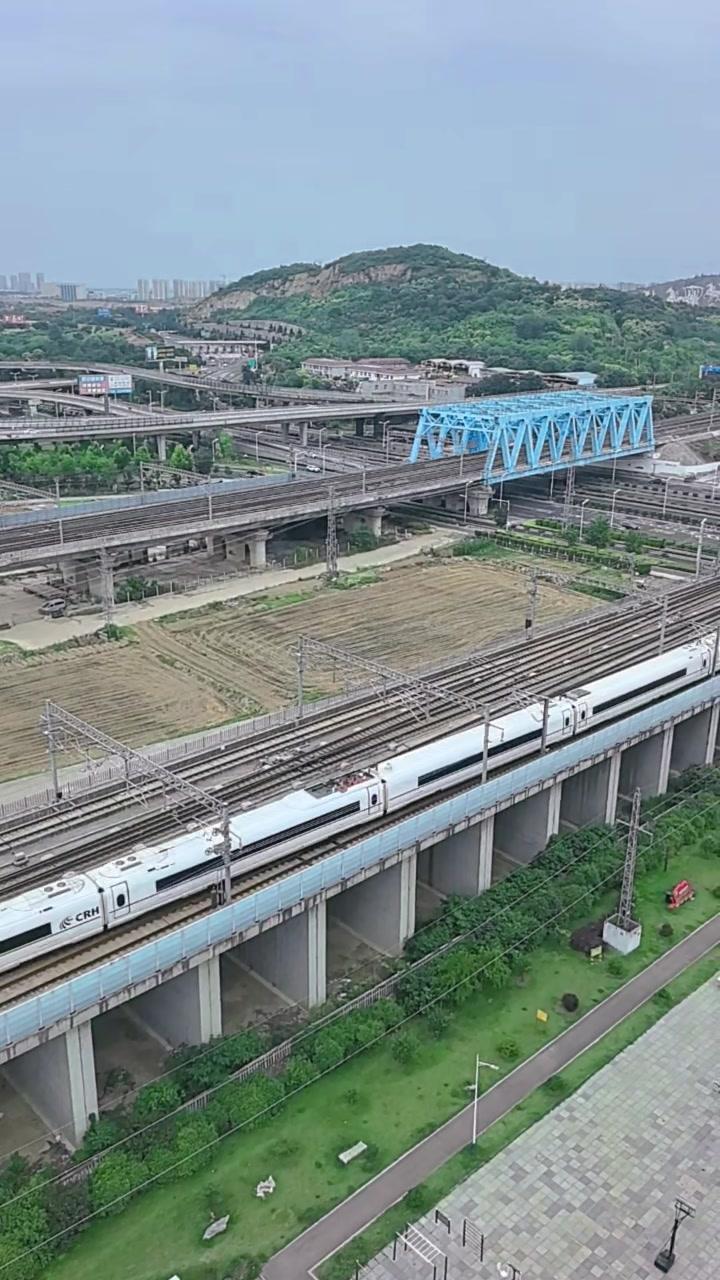 和谐号飞驰而过，窗外田野成流动画卷，这种现代化交通工具带来的震撼感，我想再体验一