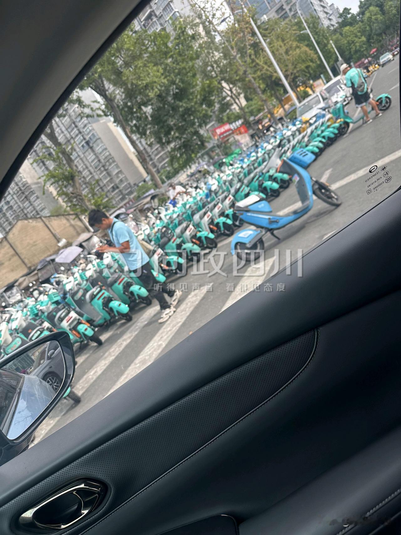 网友投诉这里的共享电动车乱停乱放……

近日，有网友在问政平台发帖称：高坪区王府