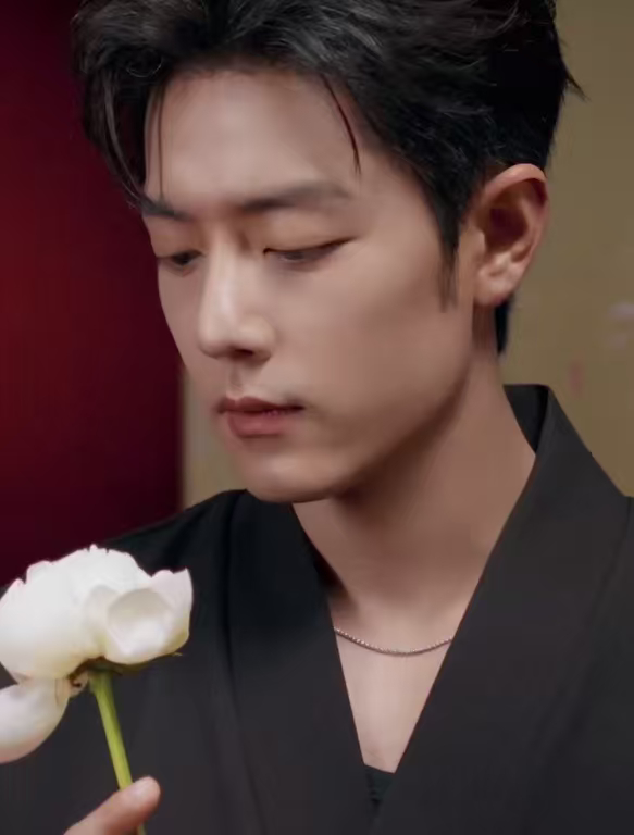 阳光明媚中的肖战肖战黑西装细嗅鲜花 阳光明媚中的肖战，谁懂黑西装细嗅鲜花，满分优