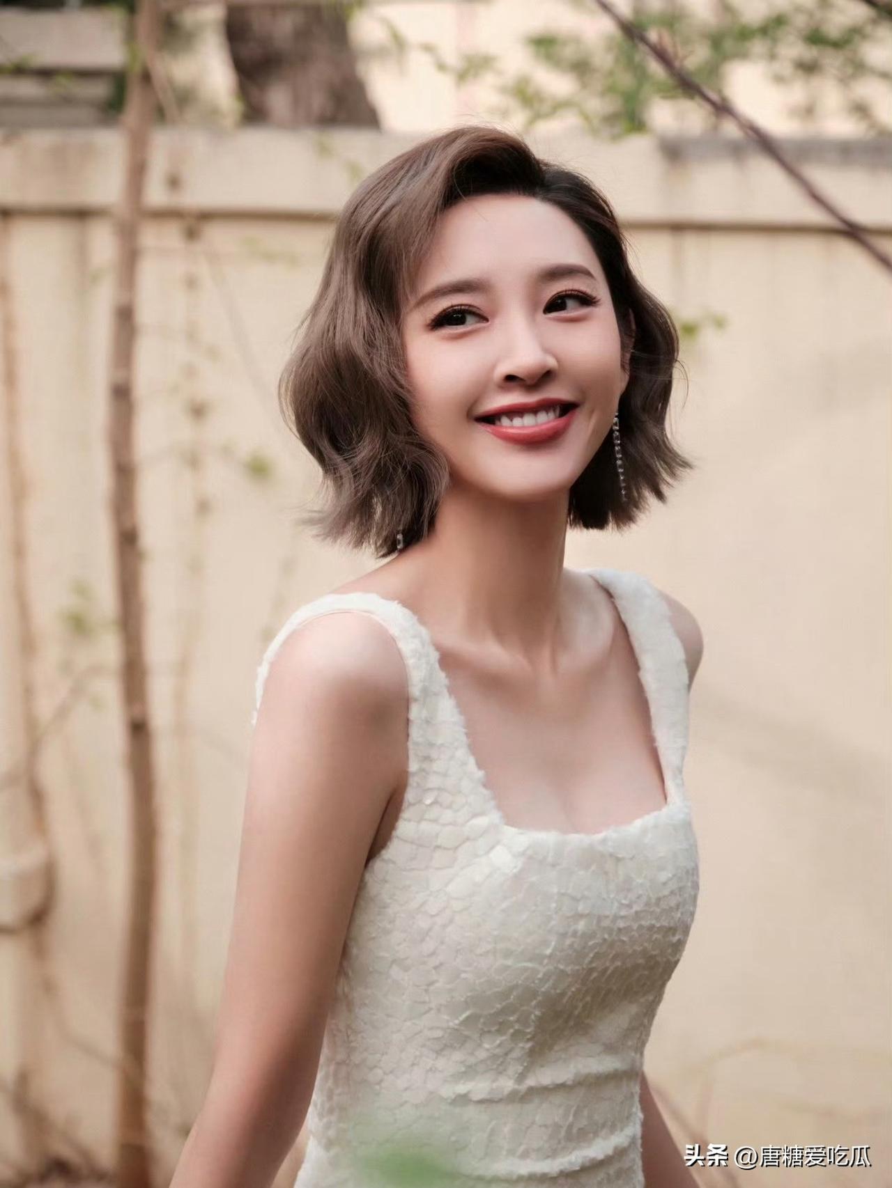 张若昀也发现了唐艺昕的问题
明明都是38岁孩子妈了，但是一出现就知道被张若昀保护