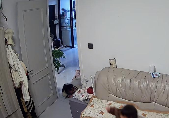 女子身体不适在家中不小心跌倒，而一旁的丈夫只是在一旁冷眼旁观，丝毫上前帮忙的意思