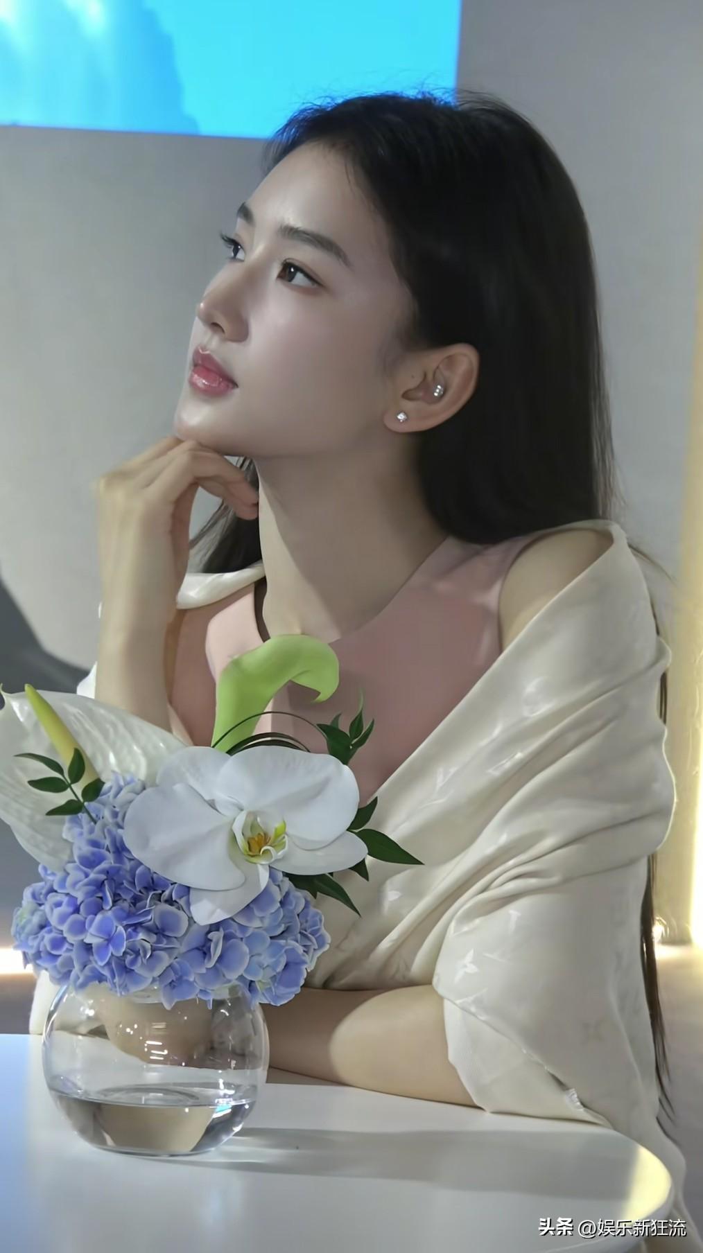 黄玉瑶是全网最像刘亦菲的女演员了，最近她氛围写真流出，高清镜头下，这挺拔的鼻子格
