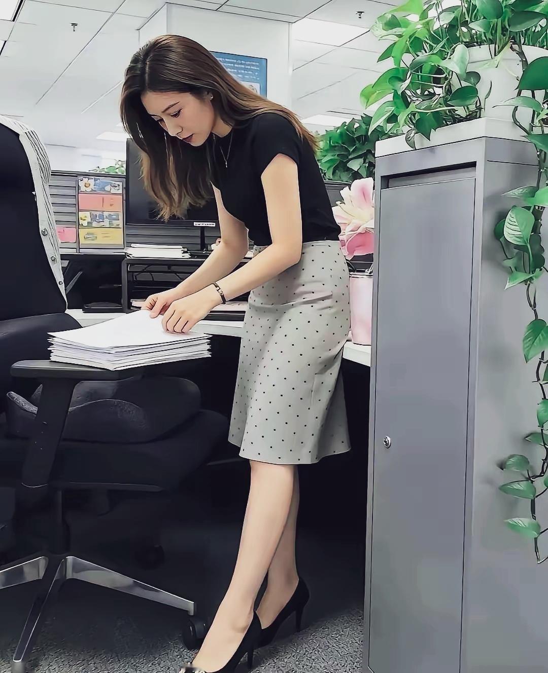 这样勤快而又漂亮的行政助理，老板肯定喜欢，进步也快…
职场女助理 总裁的助理 办