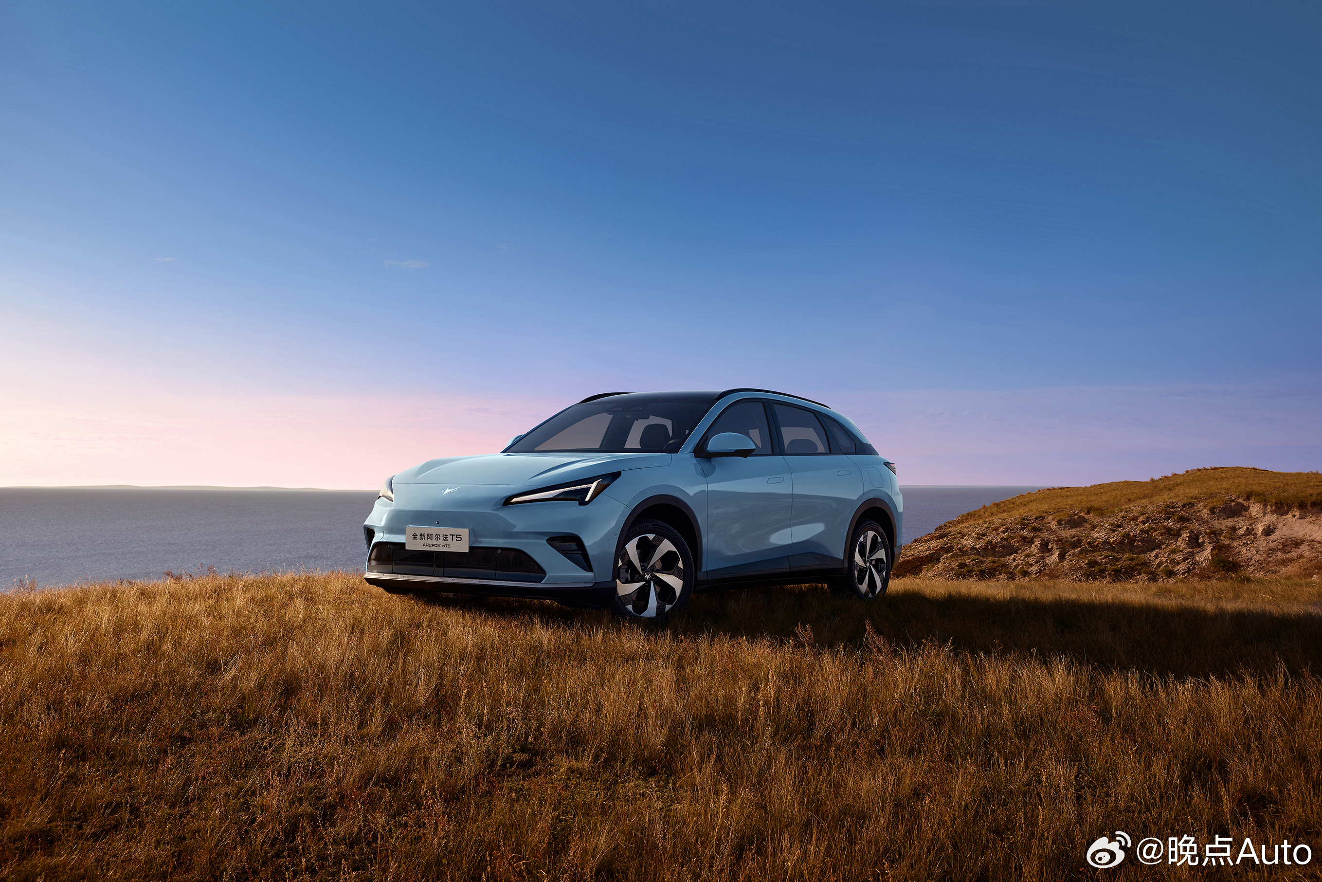 【极狐全新阿尔法 T5 上市】10 月 28 日，极狐全新阿尔法 T5 上市，提