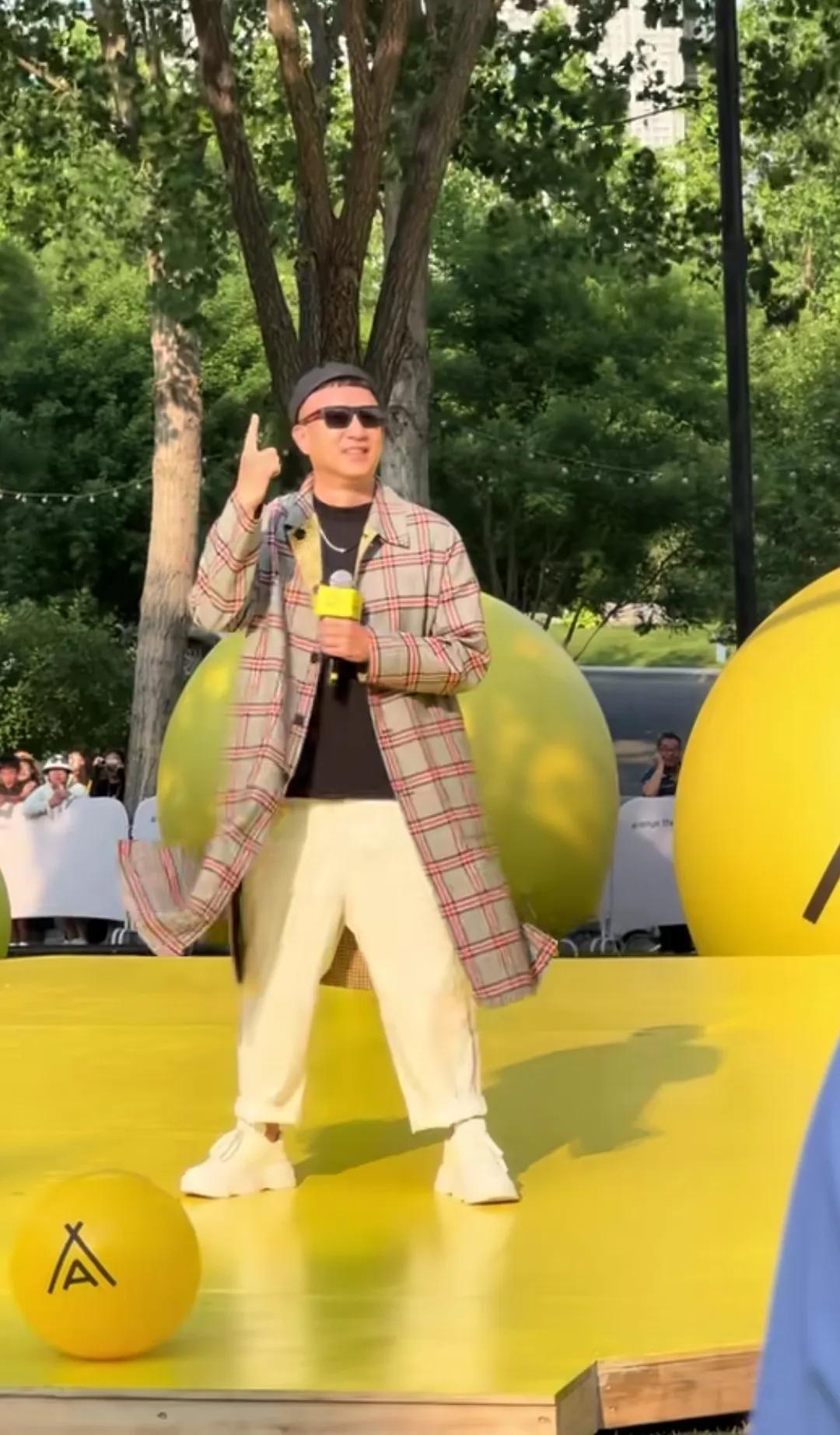孙红雷参加阿那亚戏剧节开幕式
现场表演了一段机械舞
没想到还挺有范的
这几年孙红