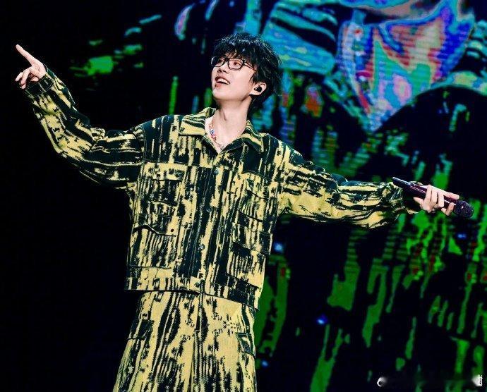 #许嵩7首歌破QQ音乐千万收藏# 许嵩的音乐才华令人折服，七首热门歌曲《素颜》《
