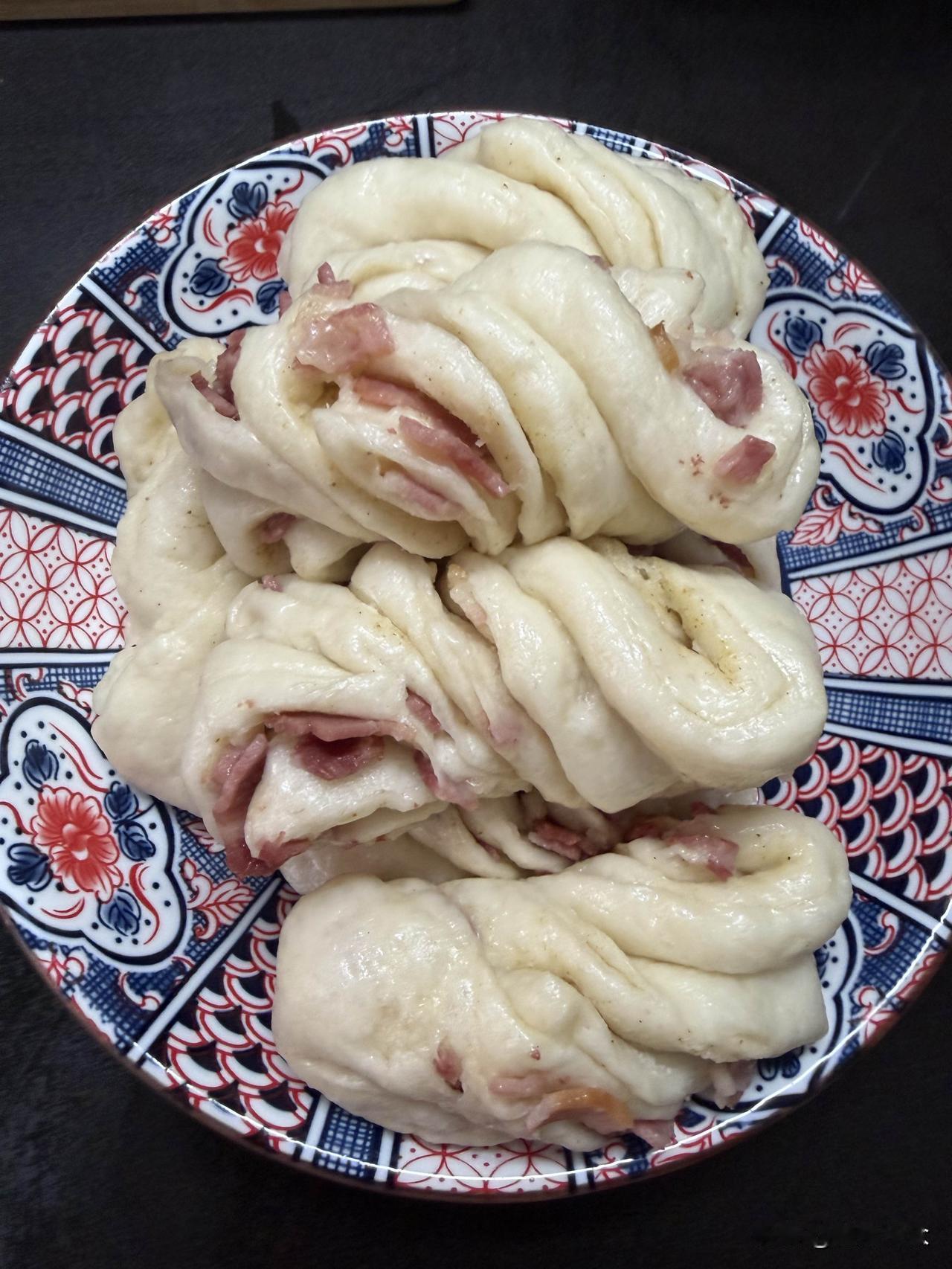 最近睡眠不正常，
原因是咳嗽还没痊愈。

昨天早晨又是醒了没事干，
直接薅面粉。