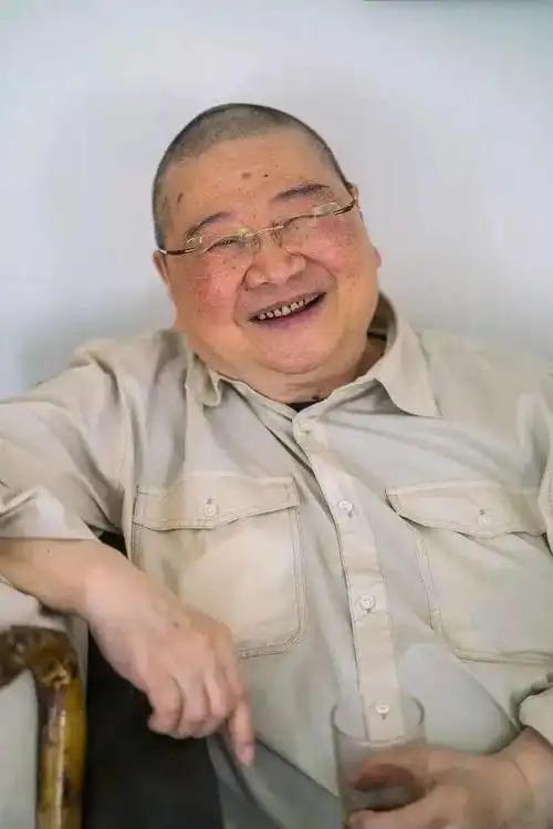 香港才子蔡澜说过一段话：“一定要跟爱酒好色的人交朋友。一个人既不爱酒又不好色，要