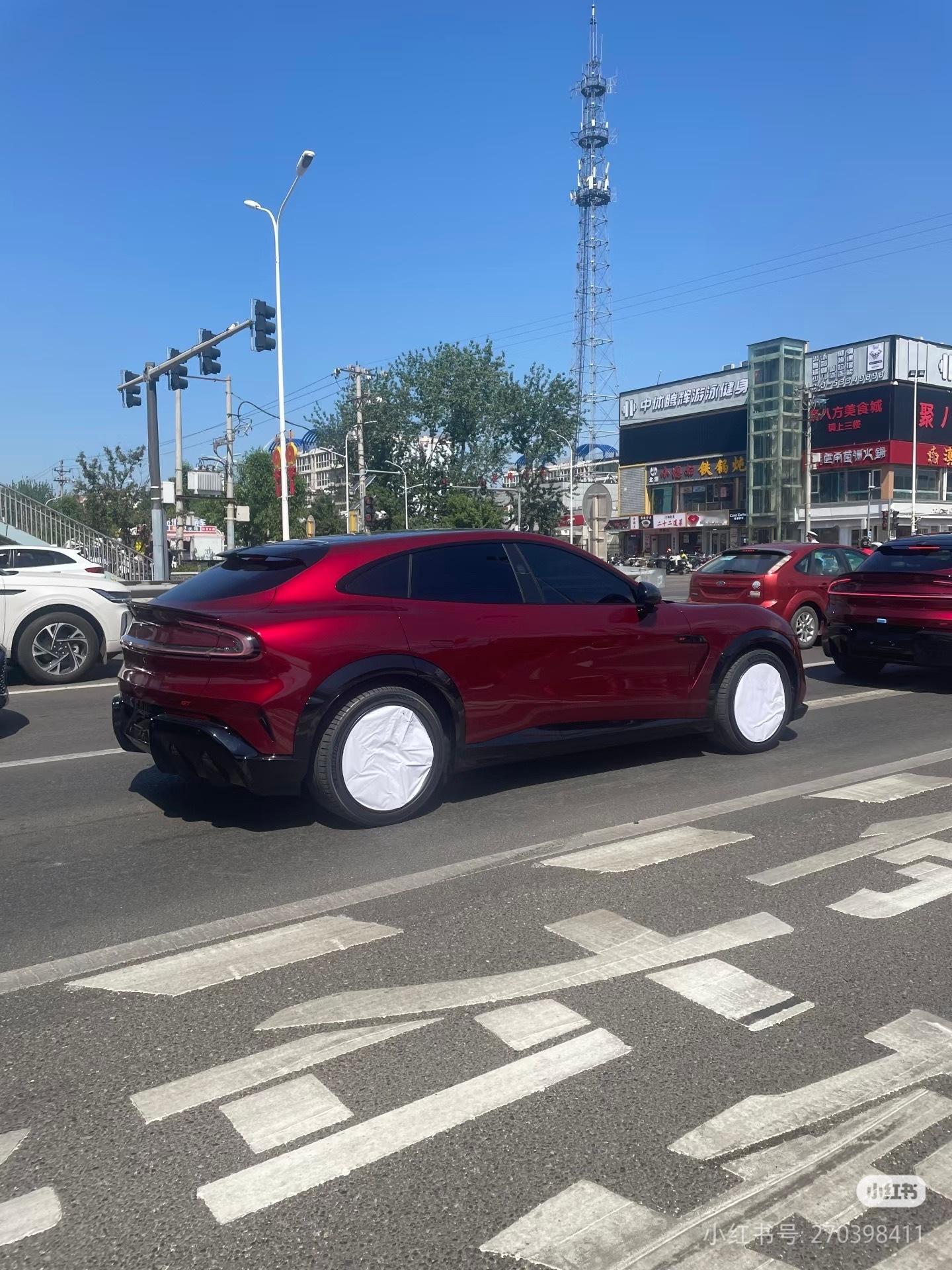 红色小米YU7 GT，这种猎装的SUV姿态是好看…一方面小米推出73度磷酸铁锂的