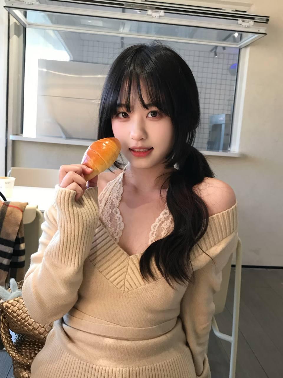 冬日暖阳下，享受面包时光✨分享美少女倩影 面包 高清美女 面包美少女 美女面包