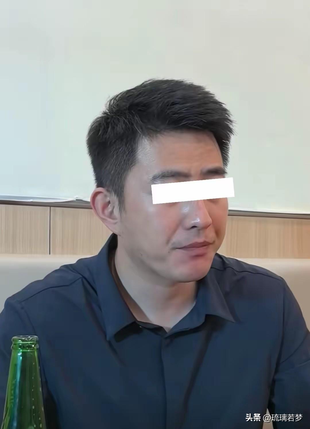 表哥继父做大生意，没儿子，我姑改嫁时，表哥6岁跟着过去，亲戚们都以为表哥能继承家