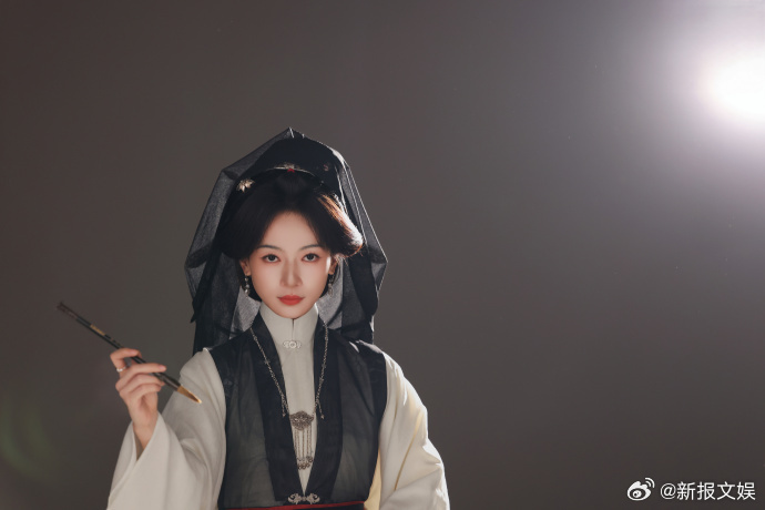 吴谨言一直在给我惊喜吴谨言素净美 吴谨言真的是越素越美！纯白的造型简直就是太美了