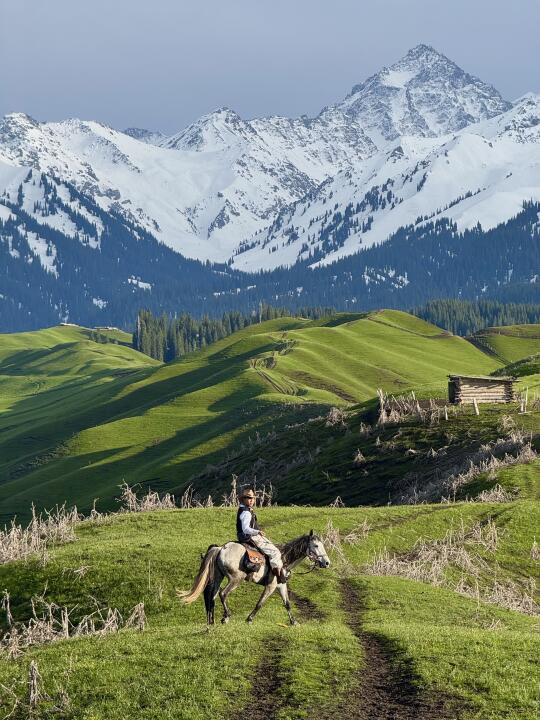 人在新疆骑马，工作过两天再说🐎