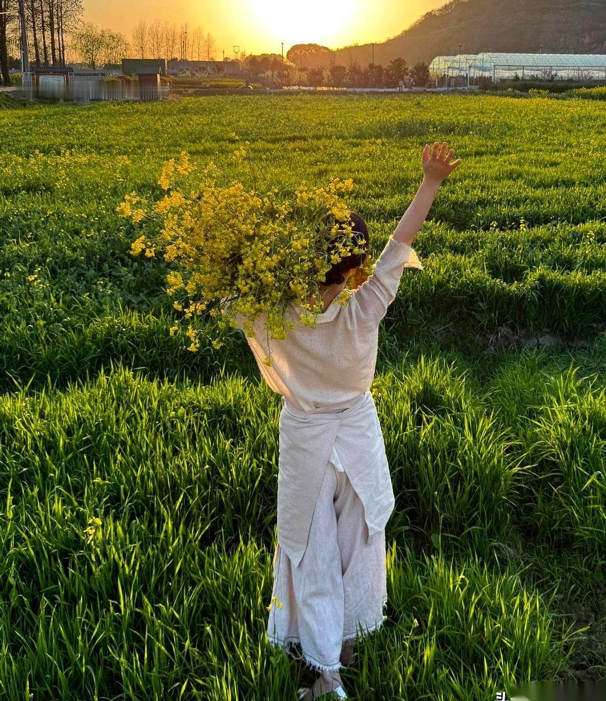 出门前，我特意换上了那条被夸了无数次的真丝衬衫，配上最显腿长的牛仔裤。
商场灯火
