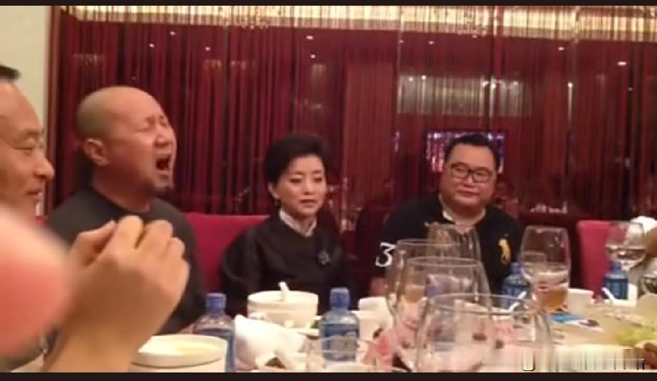腾格尔的歌声太有感染力了。

最近，腾格尔和朋友在内蒙古一家酒店聚餐，邀请著名主