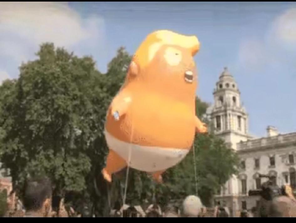 这是不是打小人，特朗普总统去英国访问，英国的大批民众不乐意了，在外围开始游行抗议