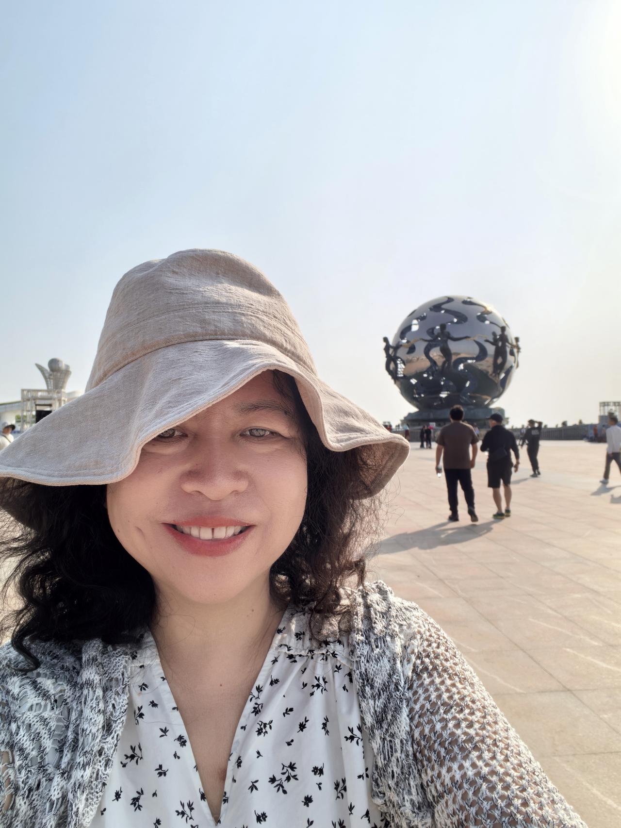 北海三月的温度刚刚好，不冷不热的。
每天睡到自然醒。

去市场买菜做饭。北海物价