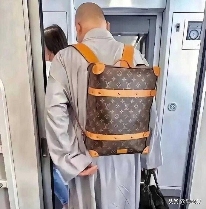 看了这两张图以后，就感觉自己赚的辛苦钱真的没必要给寺庙捐了！

和他们一比感觉我