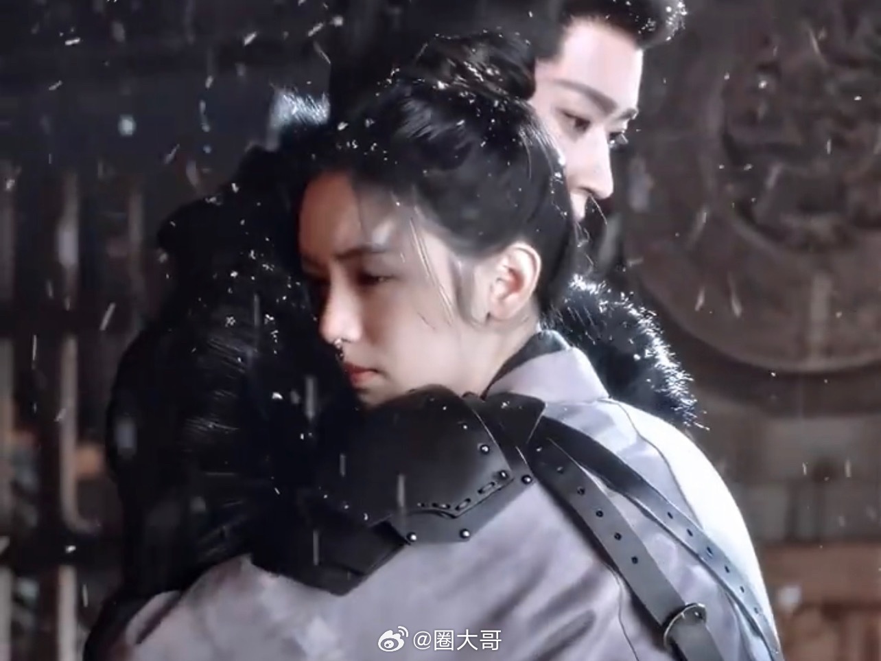 周也丞磊雪中拥抱花絮 哈哈哈哈哈原来在《锦月如歌》的出圈雪中拥抱名场面，拍摄的时