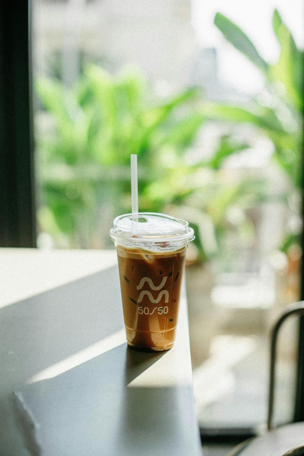 最近跟朋友聊天，三句两句都离不开钱，大家钱包都瘦得可怜，月底能剩几张票子的没几个