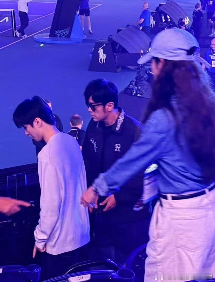 王俊凯跟周杰伦一起去看澳网半决赛了王俊凯周杰伦一起看澳网半决赛 王俊凯周杰伦一起