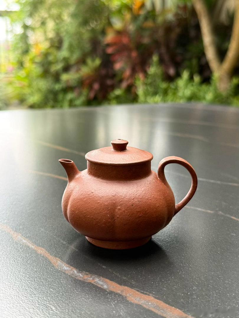 跟在大城市开茶馆的同行聊天，同行认为现在做高端普洱茶是个机会，包括山头古树高货和