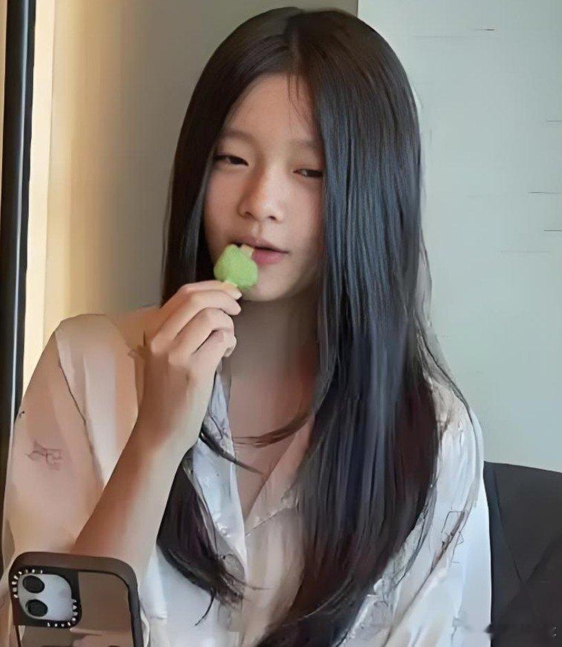 谁都看得明白，小玥儿在汪家的地位，根本没人能撼动！不是什么嫡长女，而是她长得太像