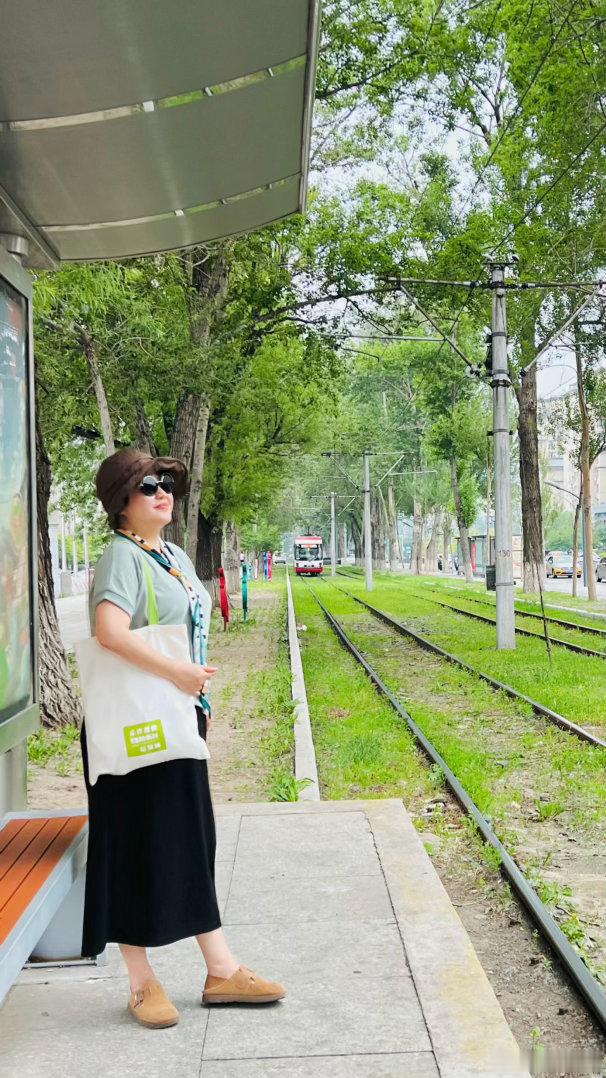 旅行 在54路车站为了出片一直在等车来无聊得开始脱帽戴帽抓头发…… 