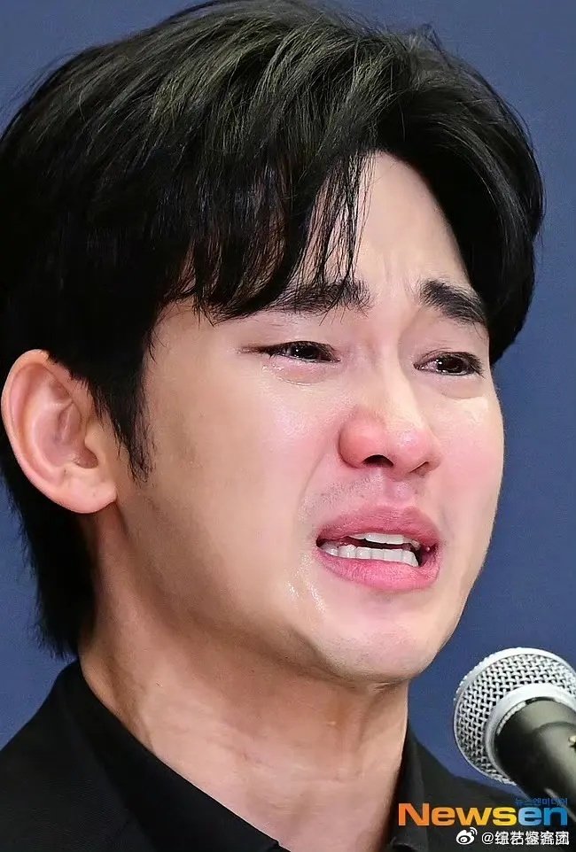 金秀贤故意没刮胡子金秀贤胡子金秀贤在记者会上，妆容与发型尽显魅力，而没刮的胡子却