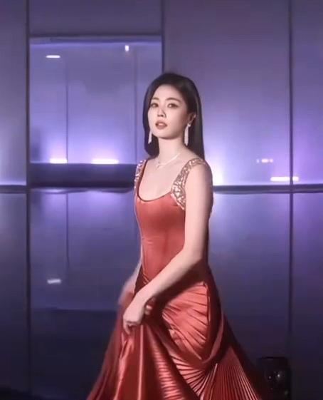 白鹿这身橘色礼服太绝了，举手投足全是女王范儿[赞][赞][送自己一朵花]娱乐 明