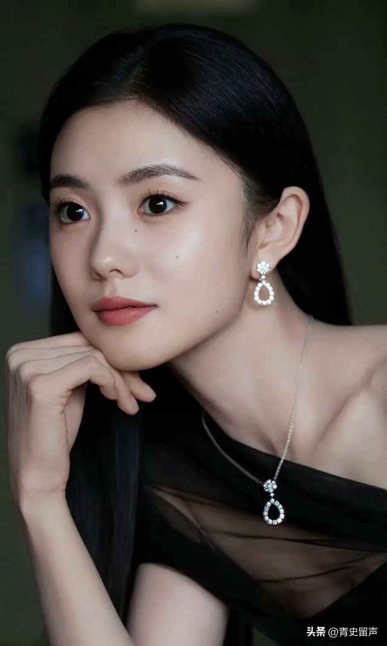 内娱终于出了个可怕的演员，
刘浩存。
不是说她的脸，而是她简直就是为舞台而生的，