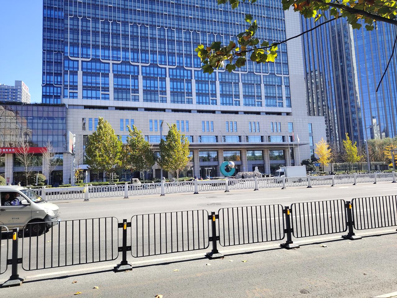 有位领导，待老婆似春天般温柔和煦。他老婆生得极为标致，他既满心敬畏，又深情款款。