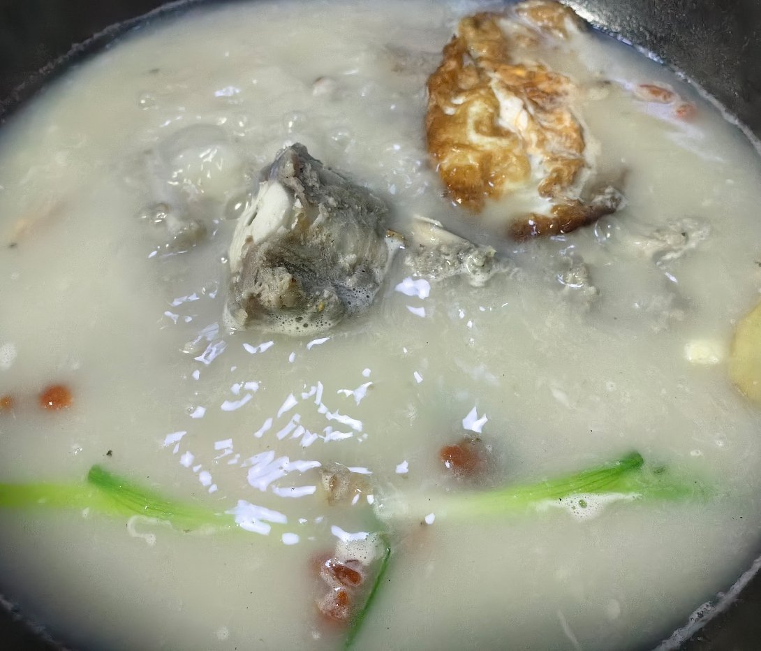家常菜[超话] 大鱼骨汤，花生焖鸡爪，炒有机菠菜，红烧鱼。 ​​​