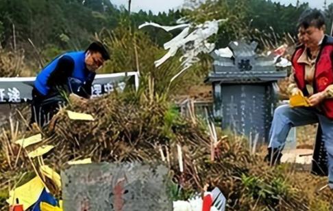 贵州一女子在给母亲的墓地扫墓时，发现旁边有一个长满荒草，无人祭扫的墓地，之后，女