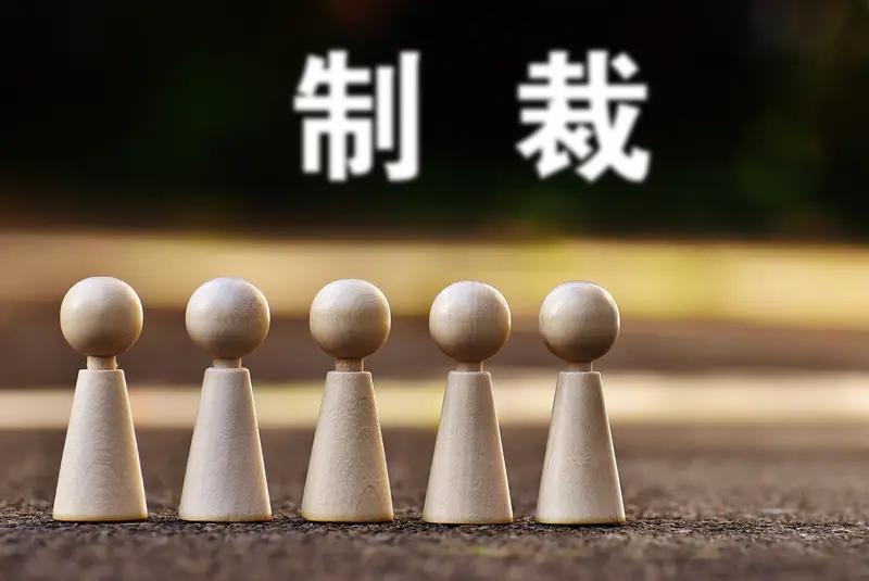 入职5年了，还是被优化了

他是计算机专业的
本科毕业生

这是第二份工作

已