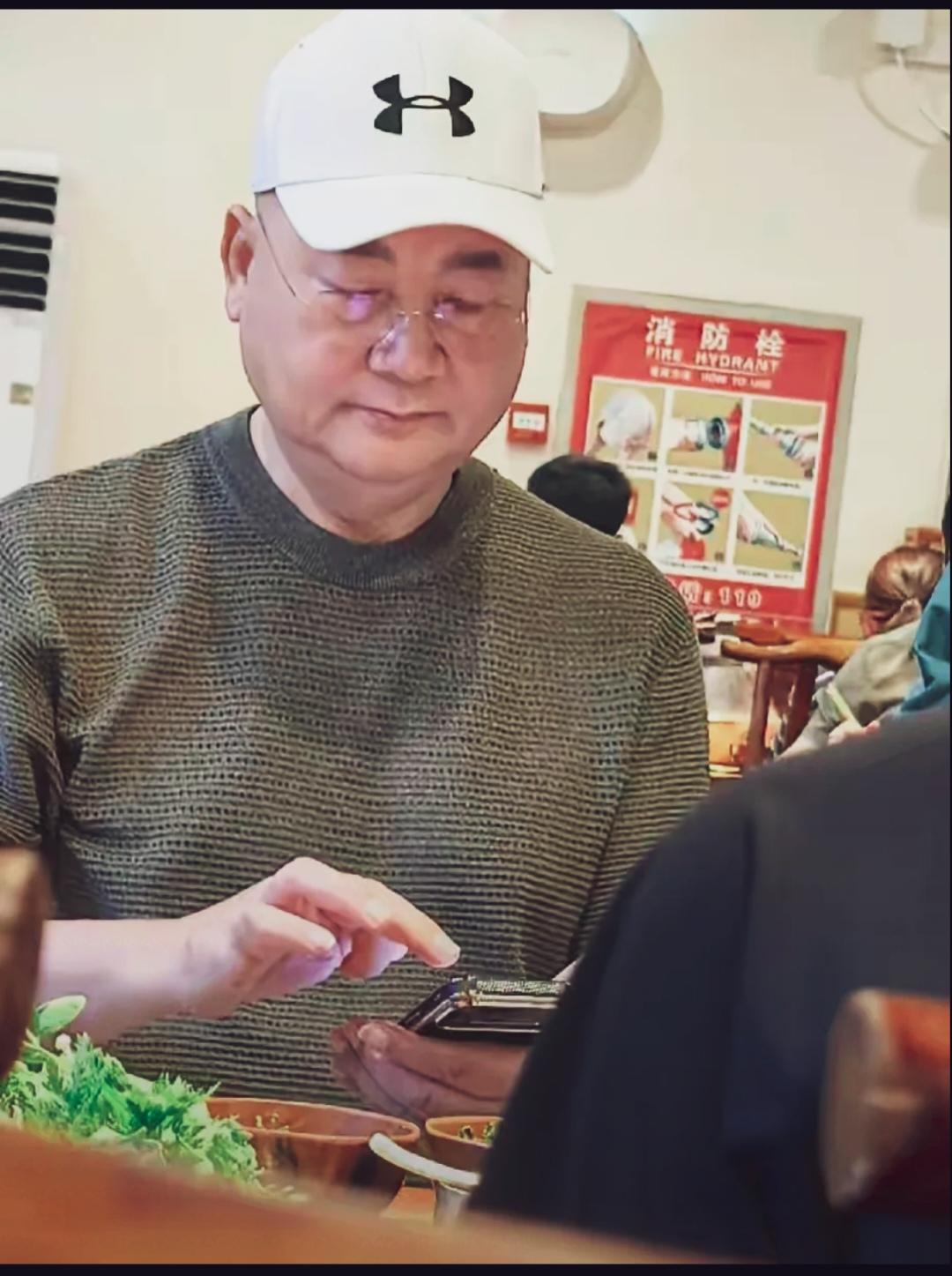曾经的美男子现在是肥头大耳，红光满面，不说是谁都认不出来。有看出他是谁吗？
