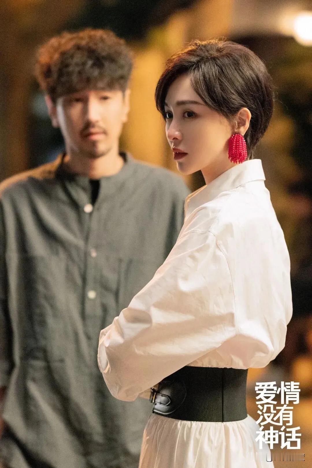 在所有《爱情没有神话》里的一众熟男熟女中，似乎只有赵兰心（王菊饰）急于走进婚姻，