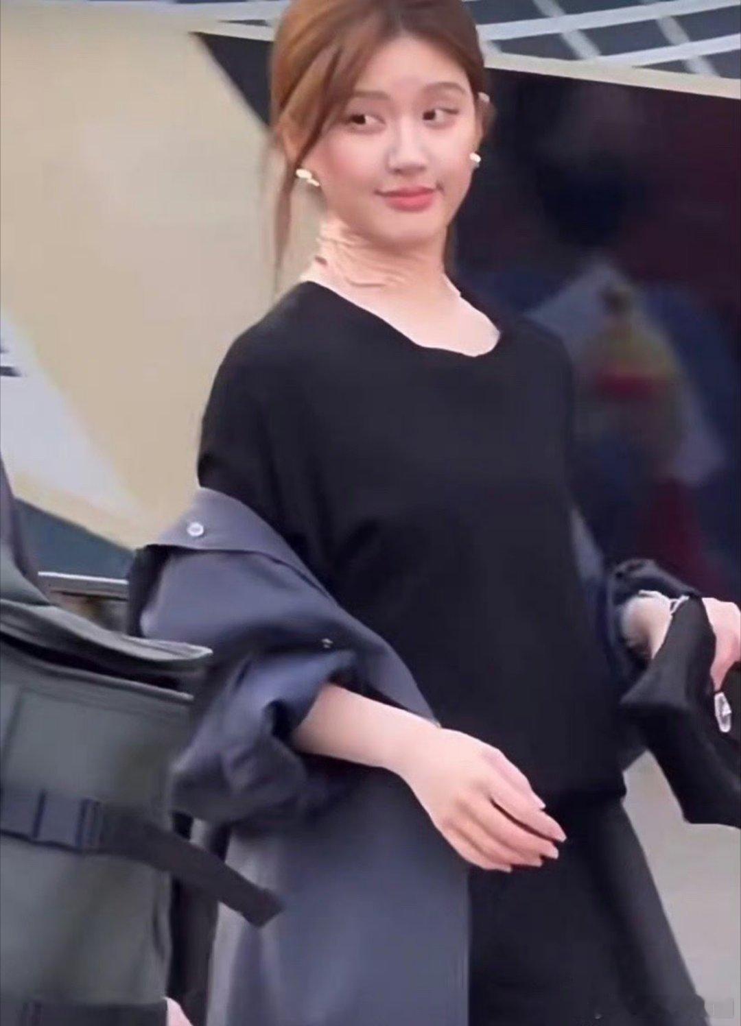 我嘞豆[允悲][允悲][允悲]我以为赵露思的颈纹这么深了呢，没想到是贴了膏药啊，