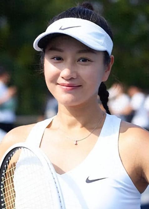 1998年，瞿颖拿出10万元在常德给哥哥买下三居室婚房。同一年，她在北京接广告、
