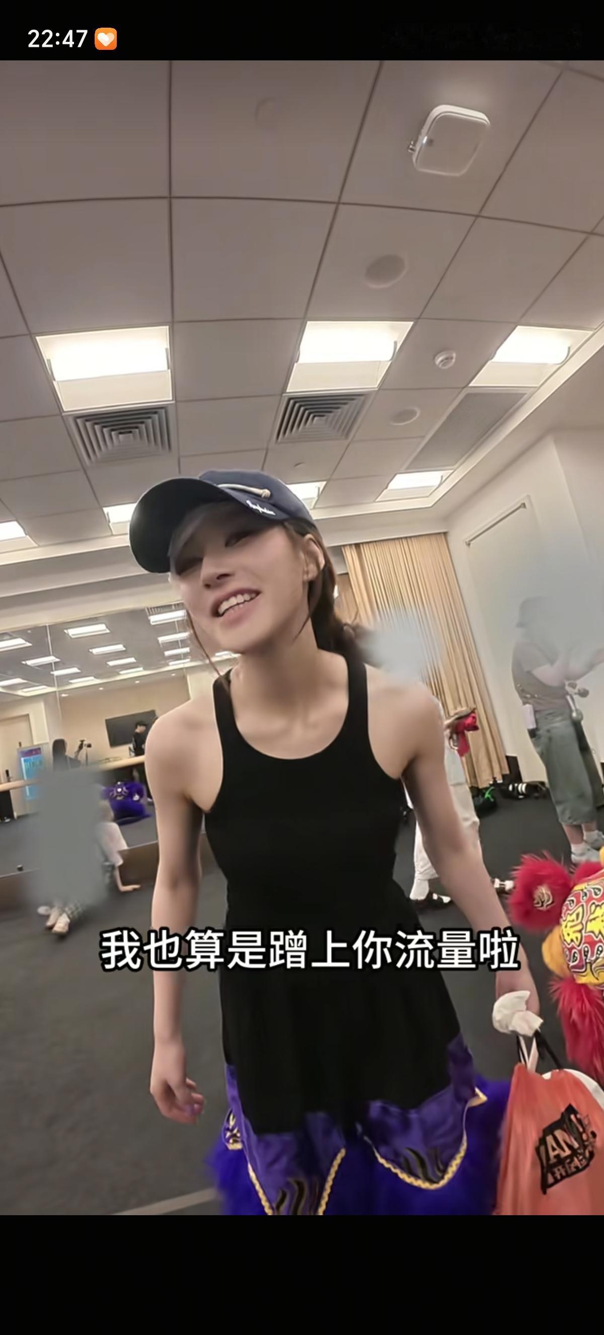 赵露思对自己的爸爸“赵哥”讲：“我也算是蹭上你流量了”，因为她老爸为了从四川赶去